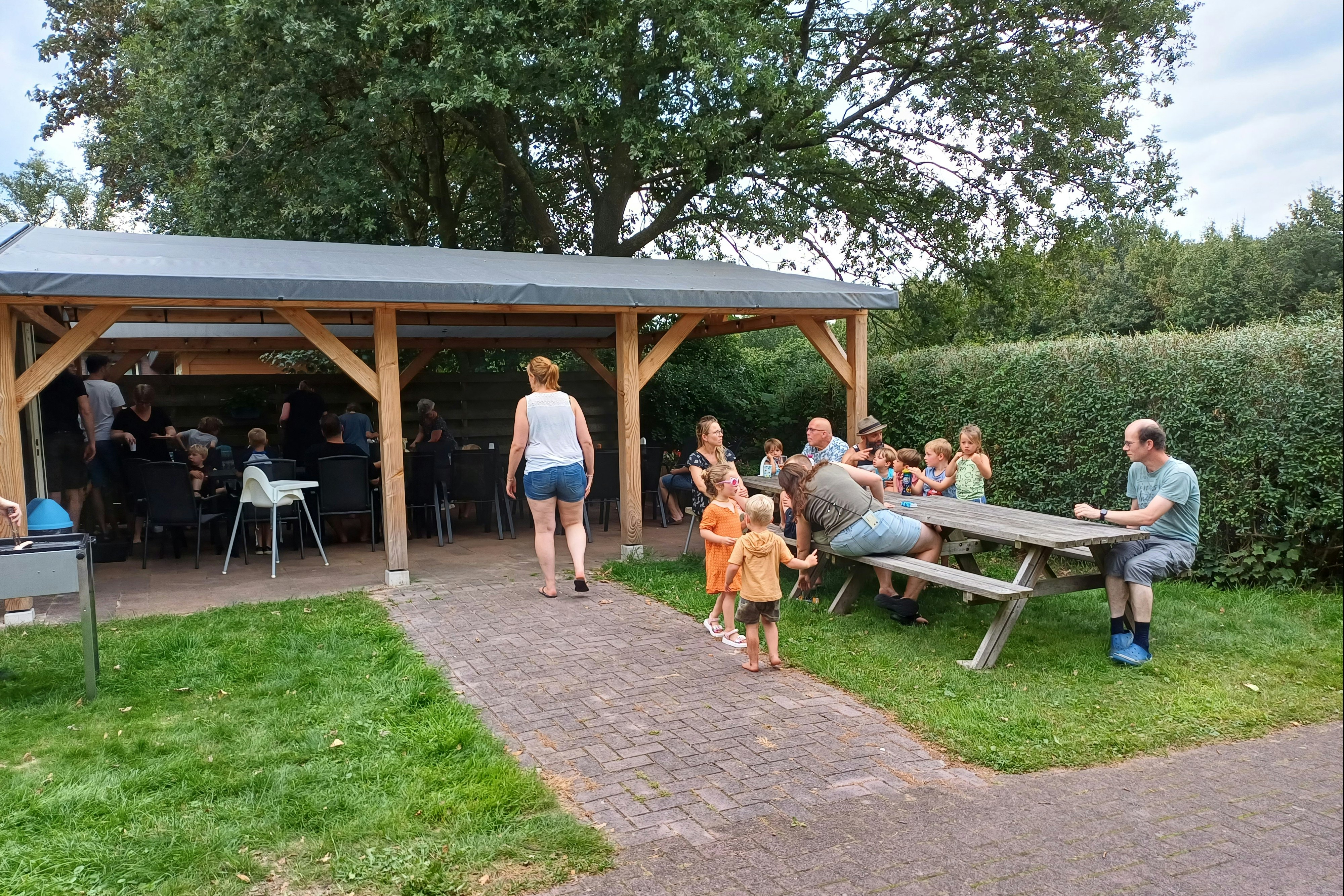 Minicamping Hendriks Wijkje - Grillstelle mit Terrasse und Picknickbänken auf dem Campingplatz