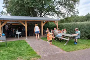 Minicamping Hendriks Wijkje - Grillstelle mit Terrasse und Picknickbänken auf dem Campingplatz