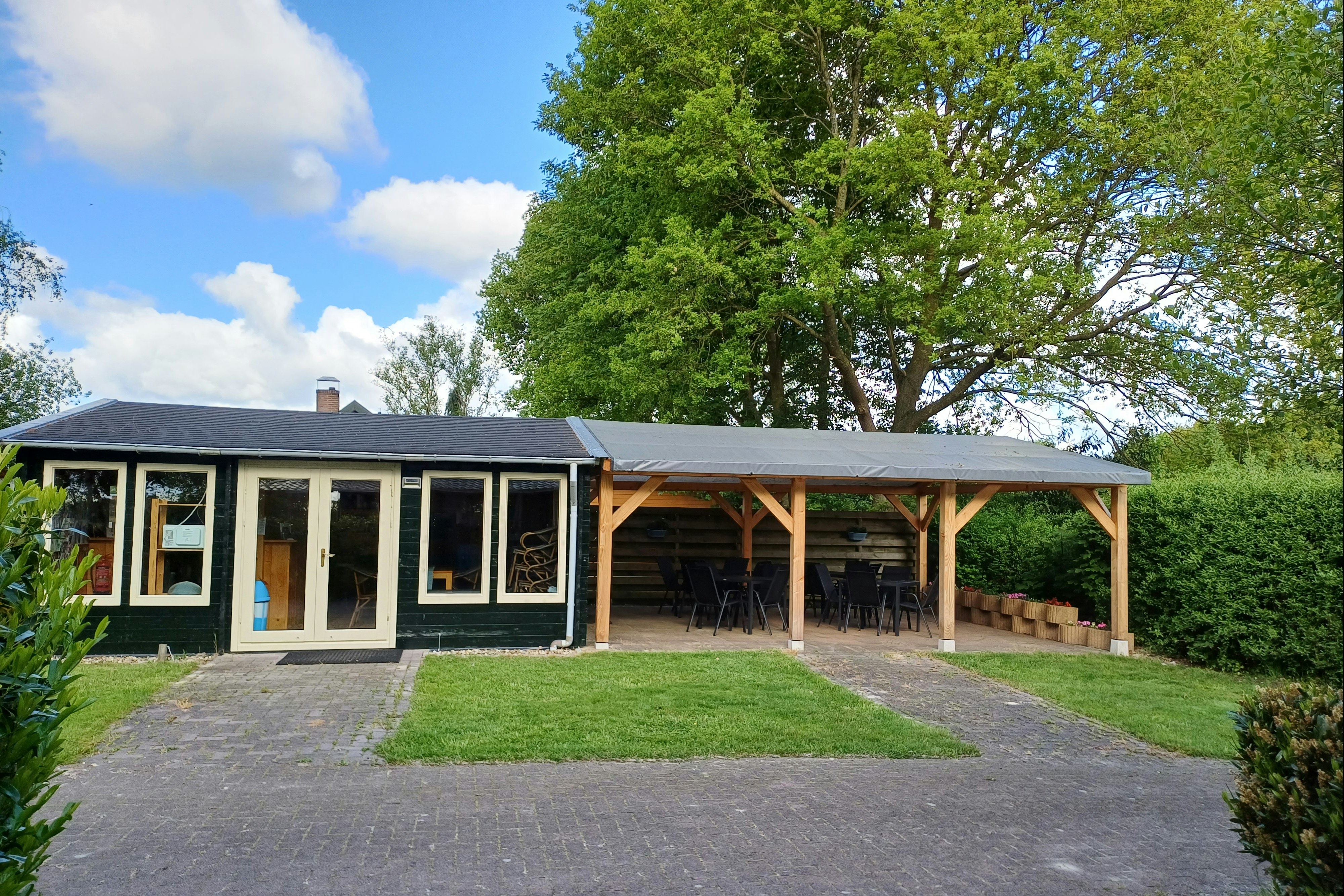 Minicamping Hendriks Wijkje - Rezeptionsgebäude mit Terrasse auf dem Campingplatz