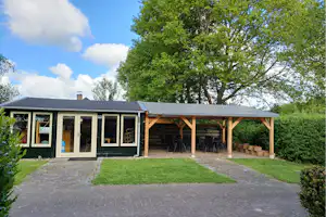 Minicamping Hendriks Wijkje - Rezeptionsgebäude mit Terrasse auf dem Campingplatz