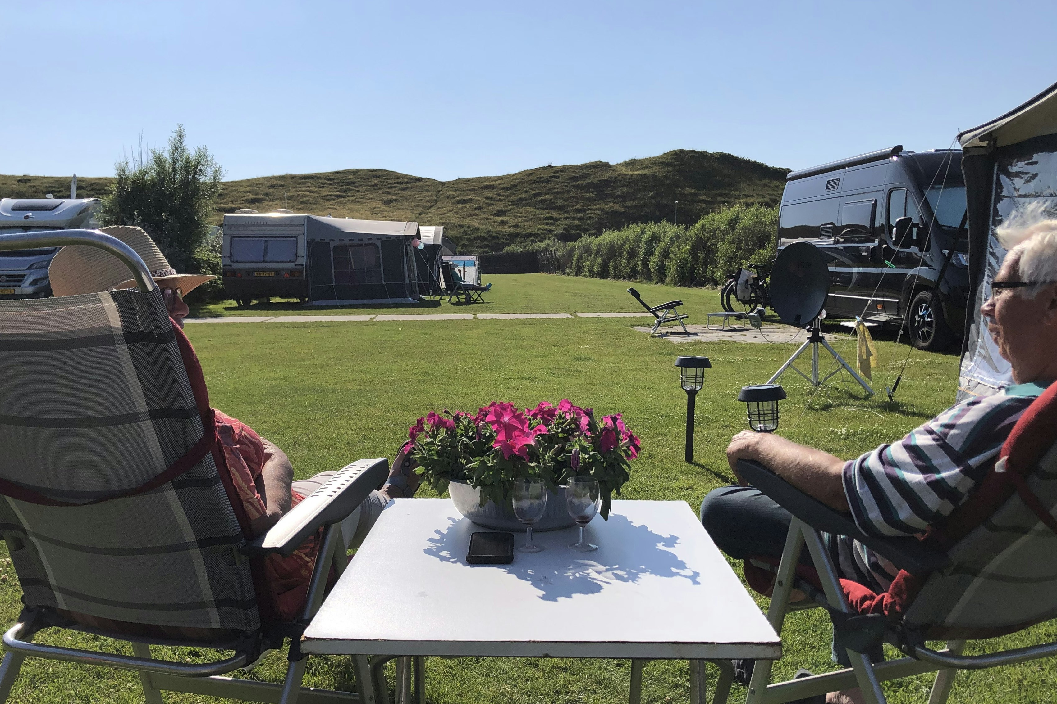 Minicamping Hoeve Ons Lust - Camper auf ihrem Standplatz auf dem Campingplatz