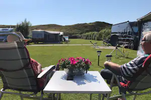 Minicamping Hoeve Ons Lust - Camper auf ihrem Standplatz auf dem Campingplatz