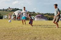 Minicamping Huisopdeheuvel - Gäste spielen gemeinsam Fußball auf dem Campingplatz