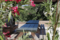 Minicamping Huisopdeheuvel - Terrasse mit Picknickbänken