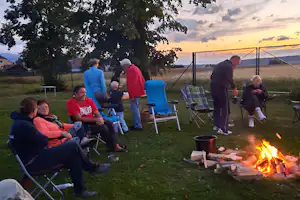 Minicamping Jana - Gäste gemeinsam am Lagerfeuer