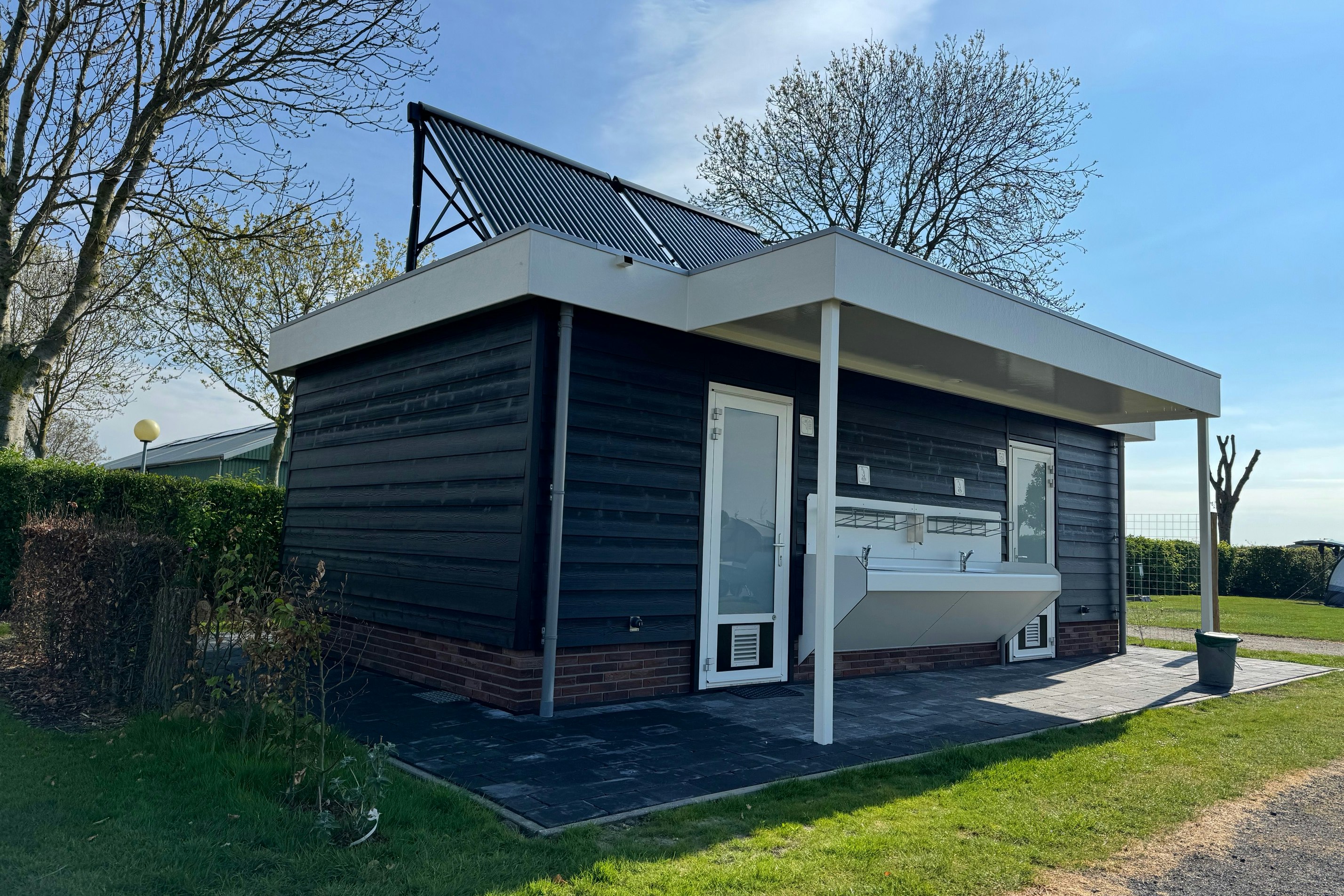 Minicamping Klaverwijk  - Außenansicht des Sanitärgebäudes