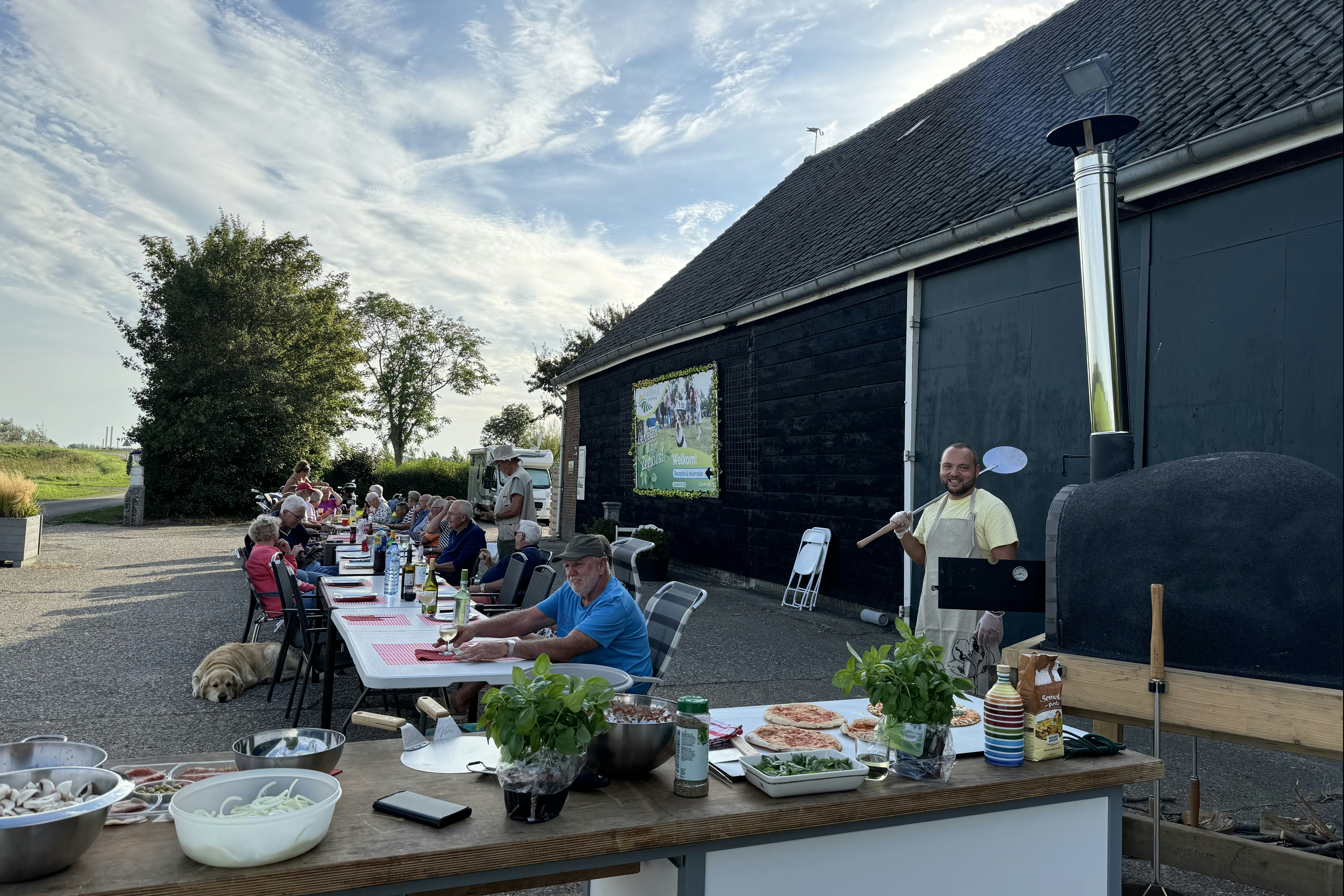 Minicamping Klaverwijk - Gäste beim gemeinsamen Essen auf dem Campingplatz