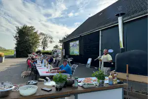 Minicamping Klaverwijk - Gäste beim gemeinsamen Essen auf dem Campingplatz