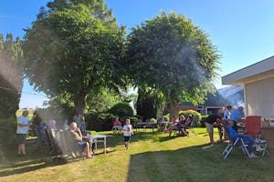 Minicamping Klaverwijk - Gäste sitzen gemeinsam auf dem Campingplatz und grillen