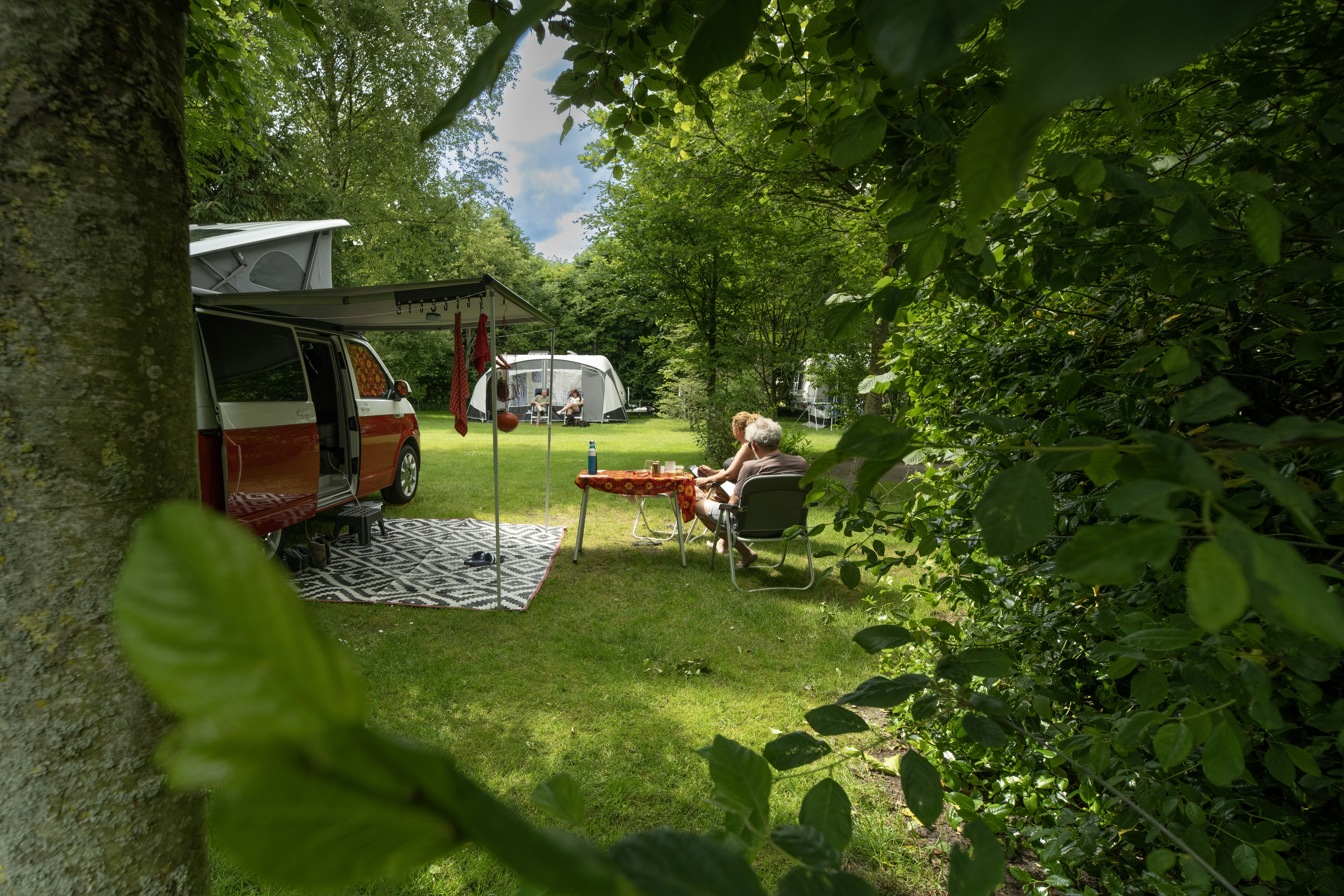 Camping Landgoed Geuzenbos - Standplätze im Grünen auf dem Campingplatz
