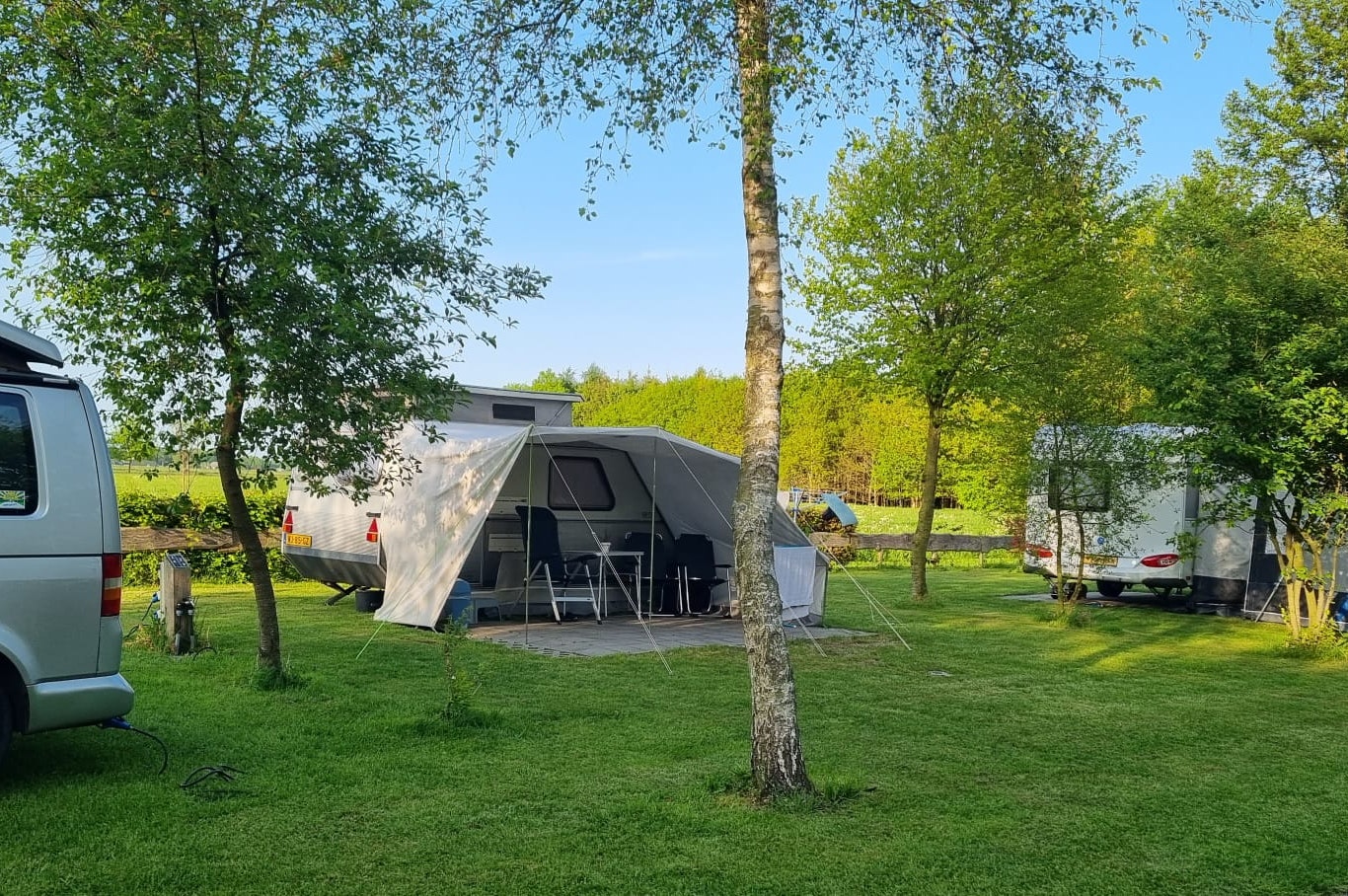Camping Landgoed Geuzenbos - Standplätze zwischen den Bäumen auf dem Campingplatz