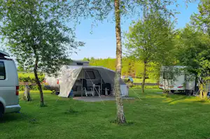Camping Landgoed Geuzenbos - Standplätze zwischen den Bäumen auf dem Campingplatz