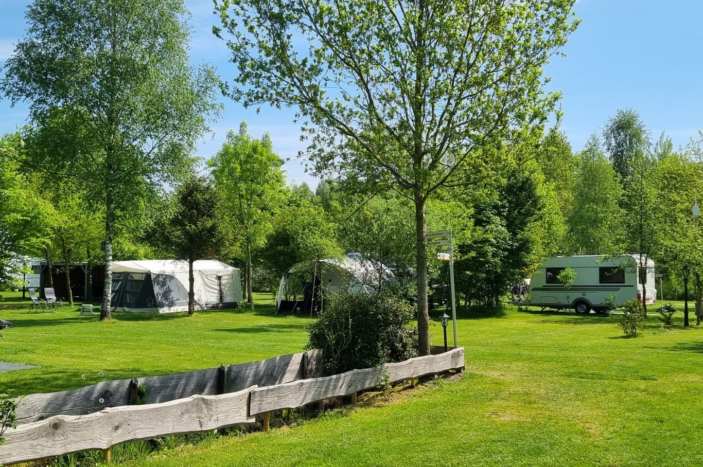 Camping Landgoed Geuzenbos - Wohnmobil- und Wohnwagenstandplätze auf der Wiese