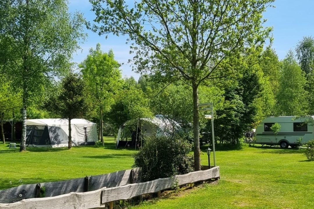 Camping Landgoed Geuzenbos - Wohnmobil- und Wohnwagenstandplätze auf der Wiese