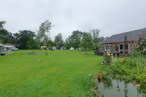 Minicamping Mortels Buiten - Standplatzwiese auf dem Campingplatz