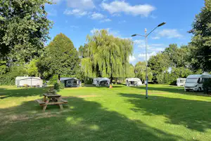 Minicamping Munnikenhof - Blick auf die Standplätze auf der Wiese