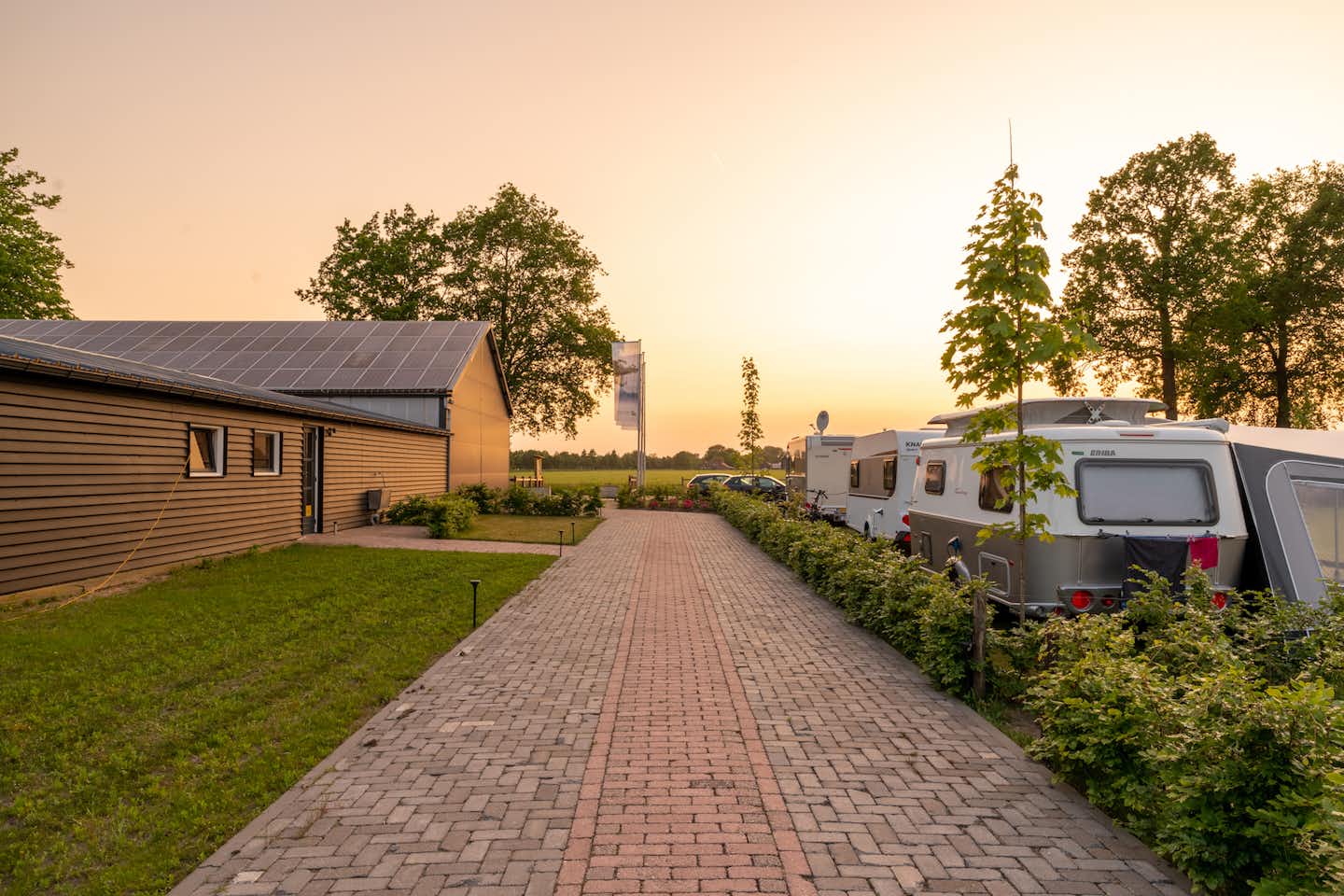 Minicamping Oisterwijk  Minicamping  Oisterwijk - Blick auf den Campingplatz bei Sonnenuntergang