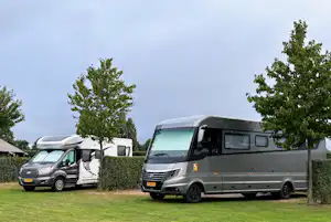 Minicamping Petit013 - Wohnmobil- und Wohnwagenstandplätze auf der Wiese
