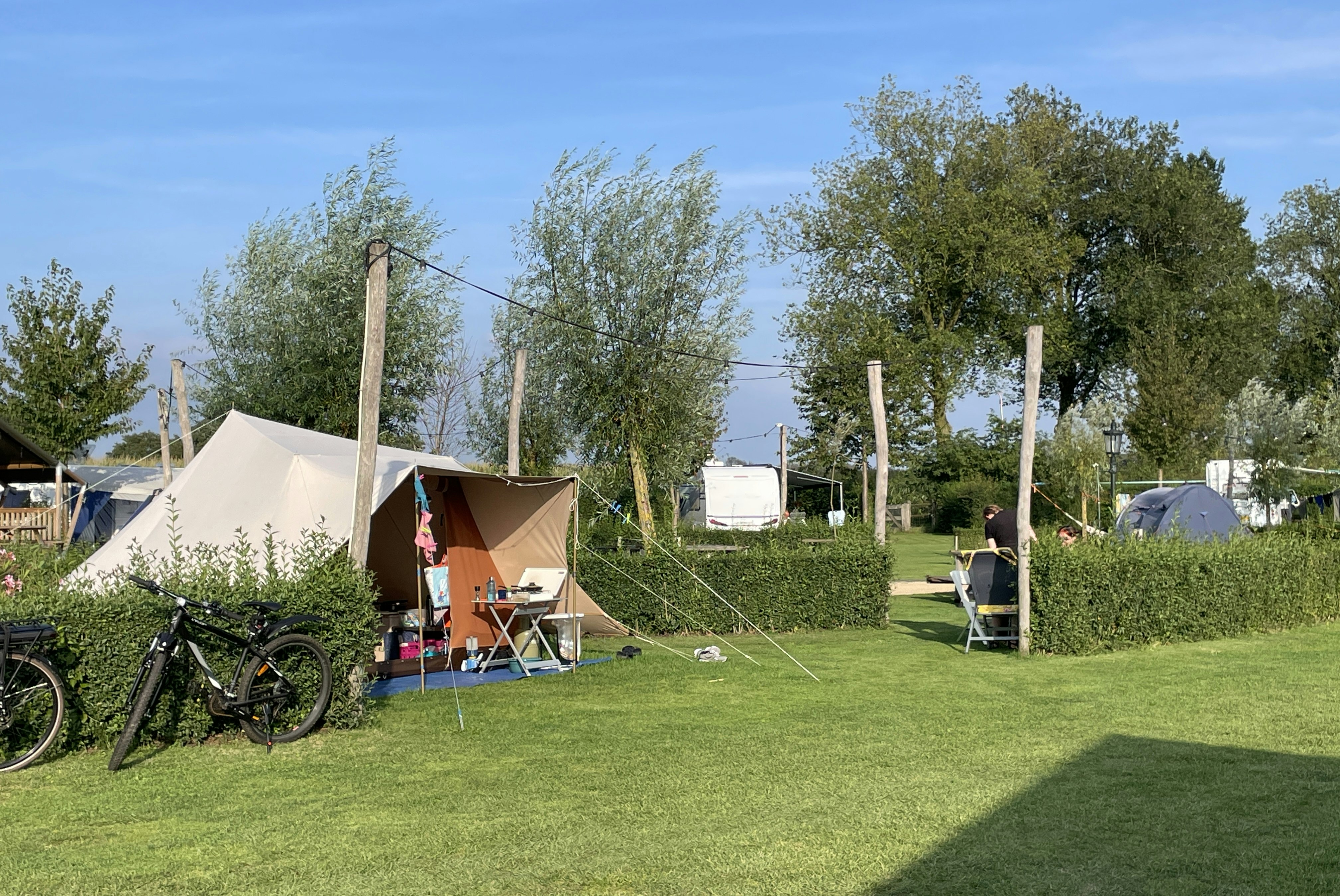 Minicamping Petit013 - Zeltplätze auf der Wiese auf dem Campingplatz