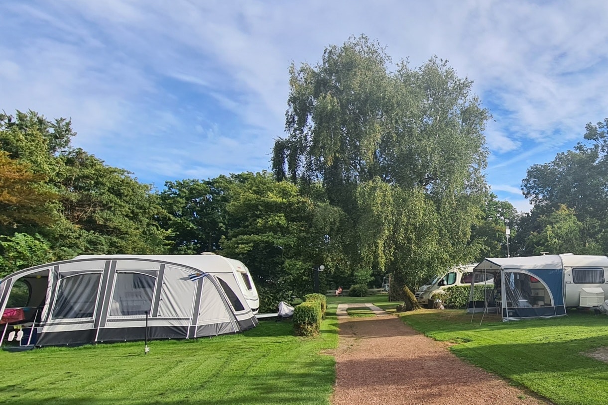 Minicamping 't Bullekroffie - Blick auf die Standplätze auf der Wiese