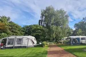 Minicamping 't Bullekroffie - Blick auf die Standplätze auf der Wiese