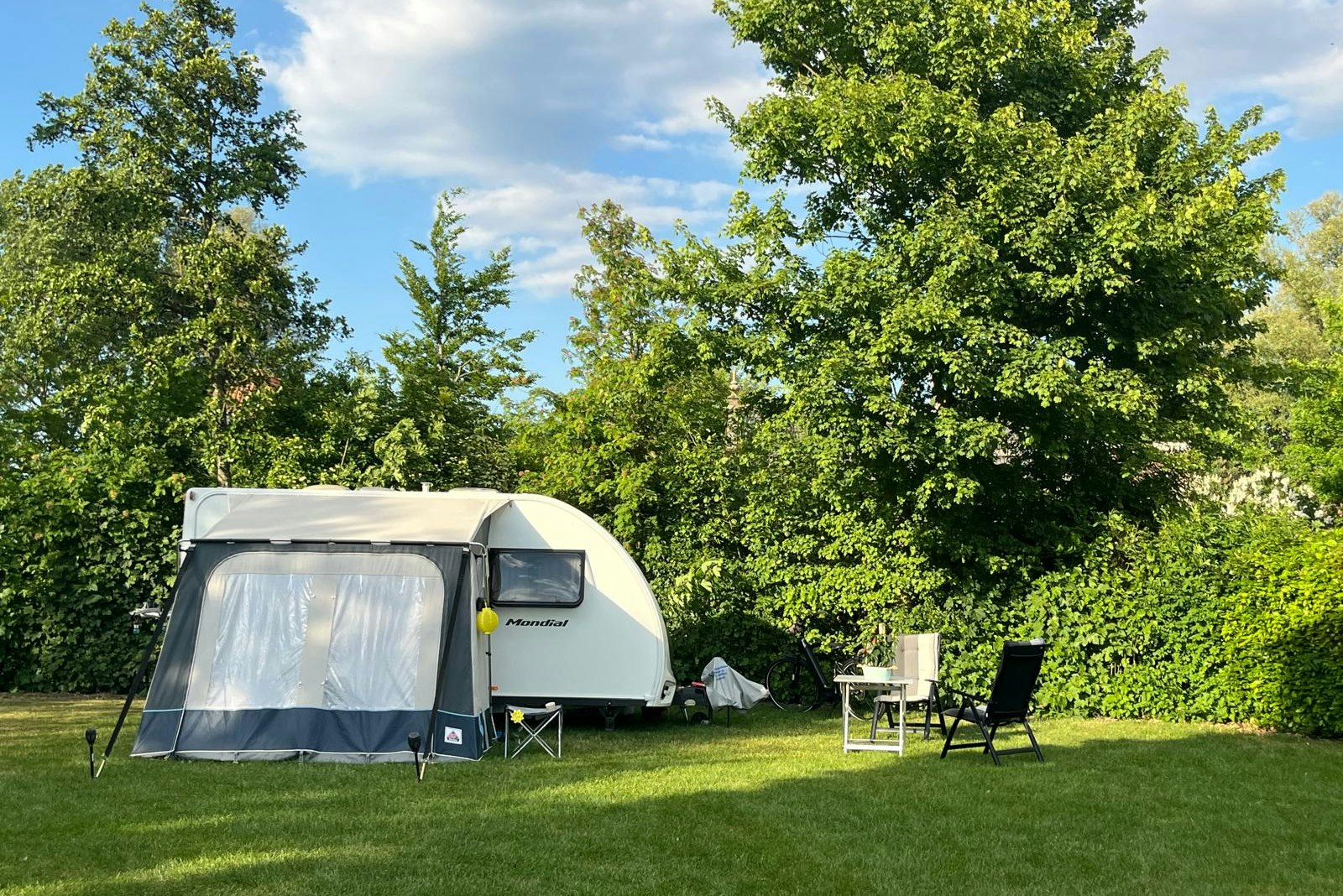 Minicamping 't Hof Welkom - Blick auf die Standplätze auf der Wiese