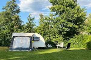 Minicamping 't Hof Welkom - Blick auf die Standplätze auf der Wiese