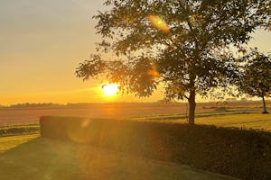 Minicamping 't Hof Welkom - Sonnenuntergang über dem Campingplatz