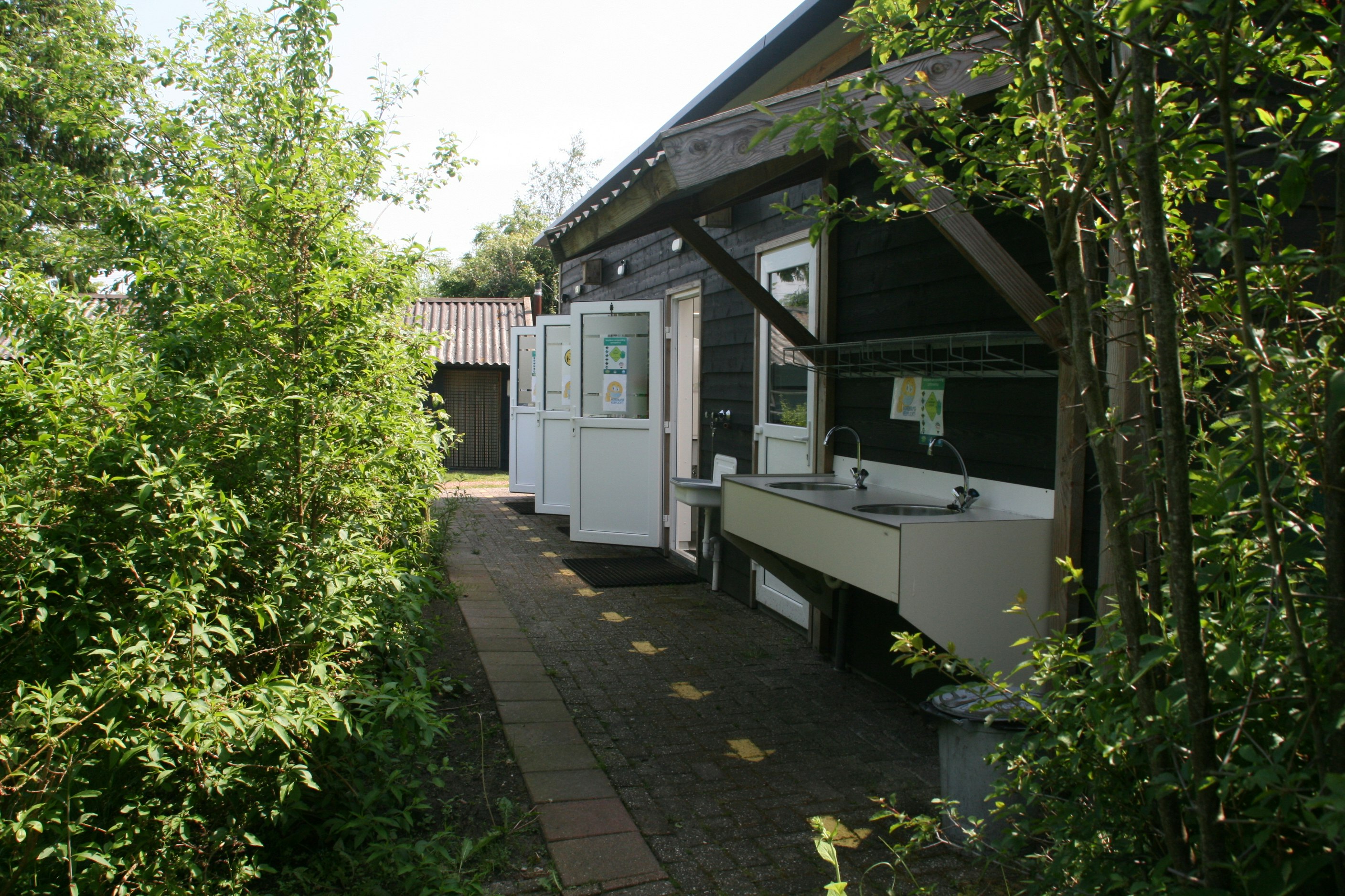 Minicamping Terhorst - Sanitärgebäude mit Abwaschbecken auf dem Campingplatz