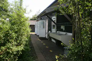 Minicamping Terhorst - Sanitärgebäude mit Abwaschbecken auf dem Campingplatz
