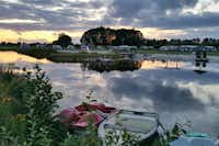 Minicamping & Theeschenkerij 't Oegenbos - Ansicht des Campingplatzgeländes am Fluss bei Sonnenuntergang