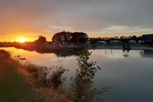 Minicamping & Theeschenkerij 't Oegenbos - Campingplatz am Wasser bei Sonnenuntergang