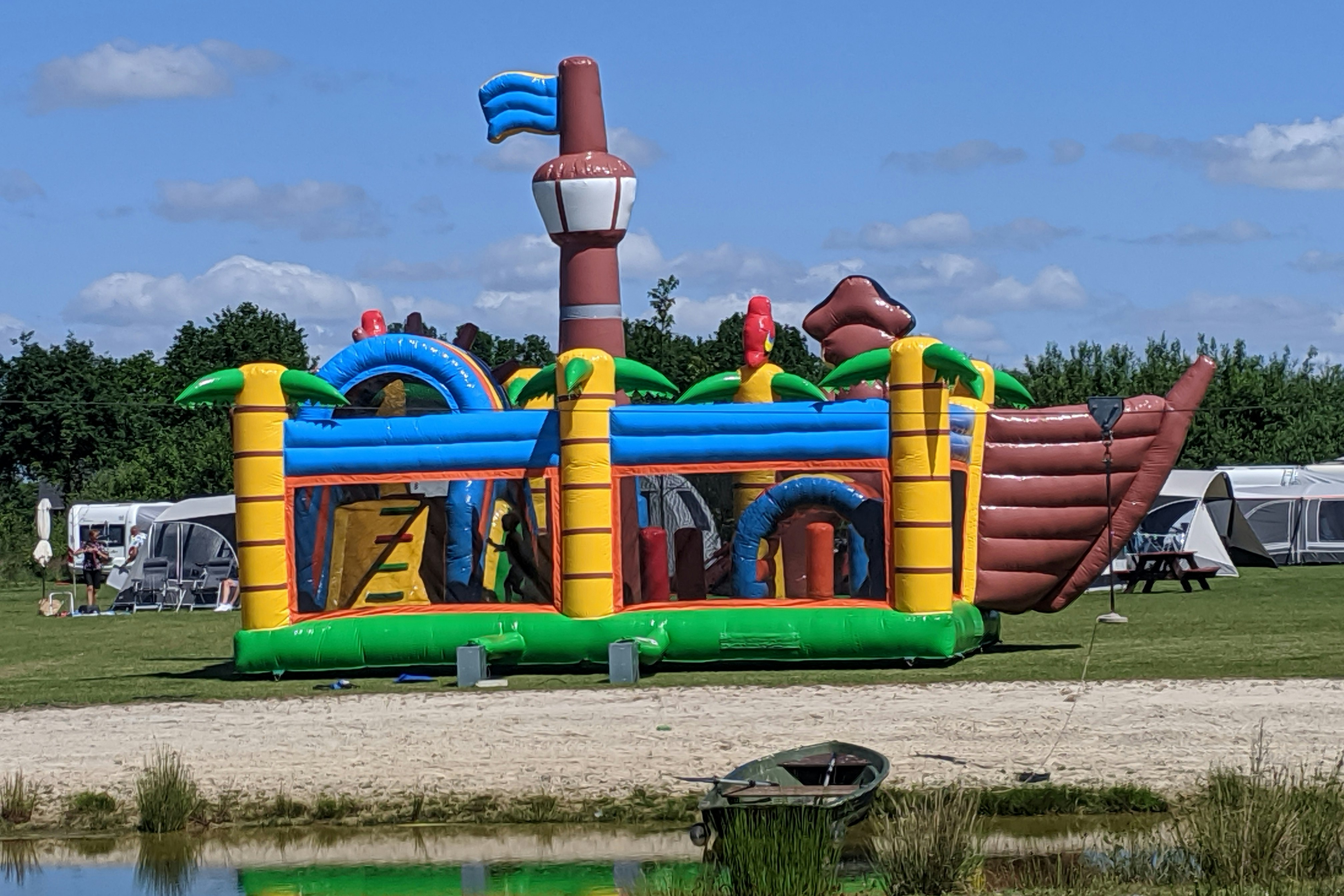 Minicamping & Theeschenkerij 't Oegenbos - Kinderhüpfburg auf dem Campingplatz