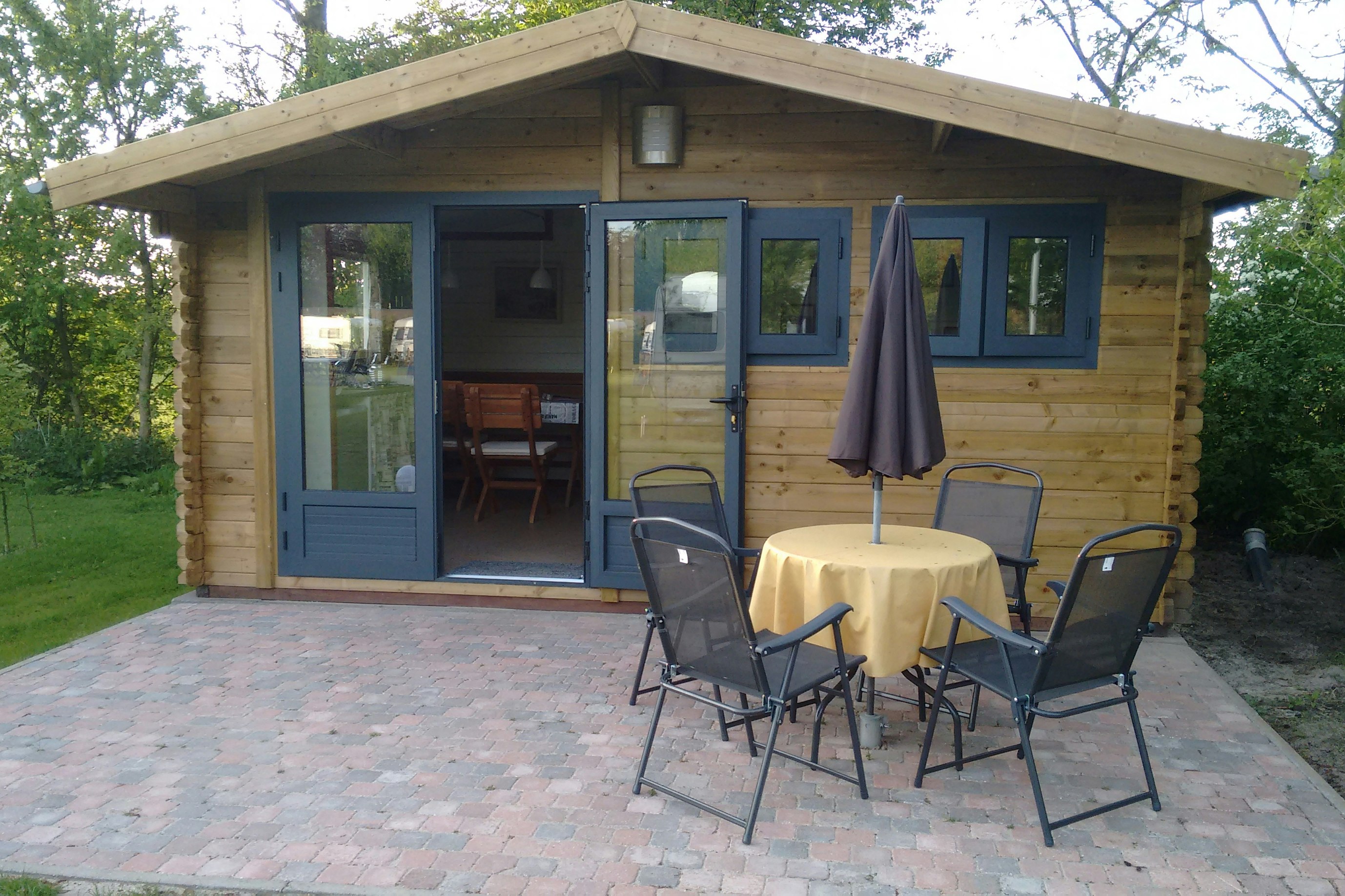 Minicamping Ut Paradèske  - Mobilheim mit Terrasse auf dem Campingplatz