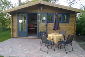 Minicamping Ut Paradèske - Mobilheim mit Terrasse auf dem Campingplatz