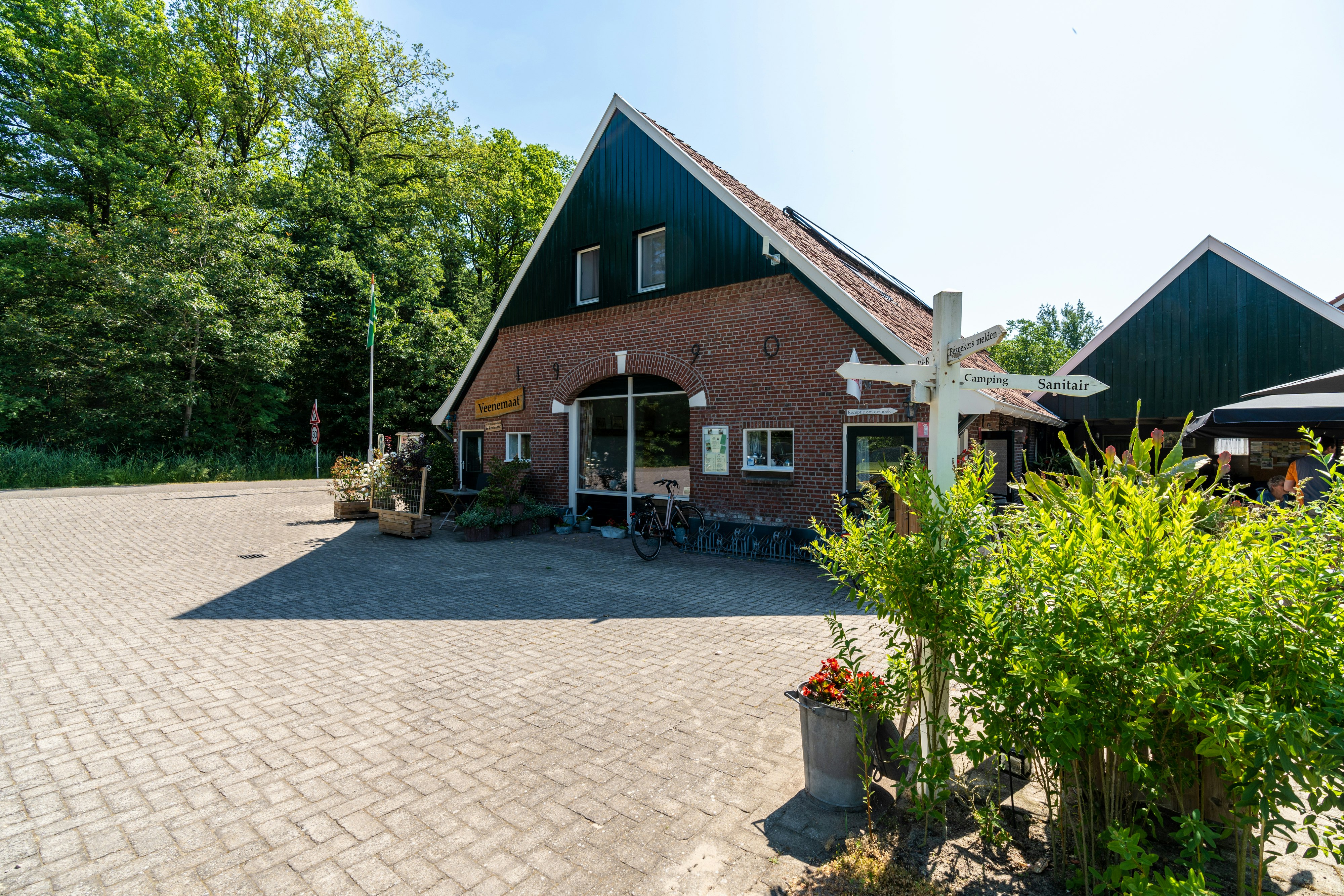 Mini Camping en B&B Veenemaat - Blick auf den Hof des Campingplatzes