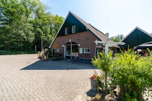 Mini Camping en B&B Veenemaat - Blick auf den Hof des Campingplatzes