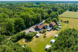 Mini Camping en B&B Veenemaat - Campingplatz aus der Vogelperspektive
