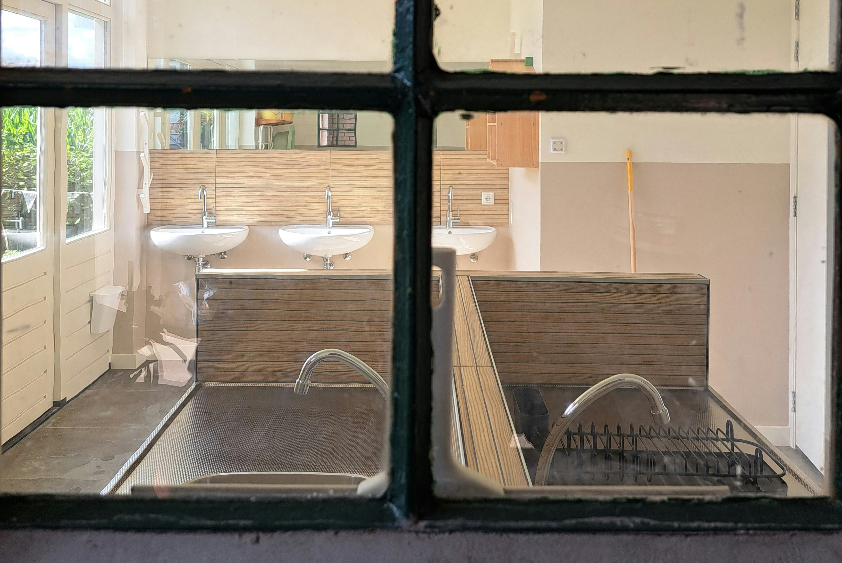 Minicamping Vin'k fijn - Sanitärgebäude mit Waschbecken und Geschirrspülbereich