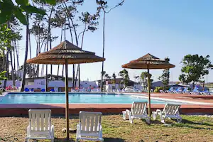 Mira Lodge Park - Pool mit Sonnenliegen auf dem Campingplatz