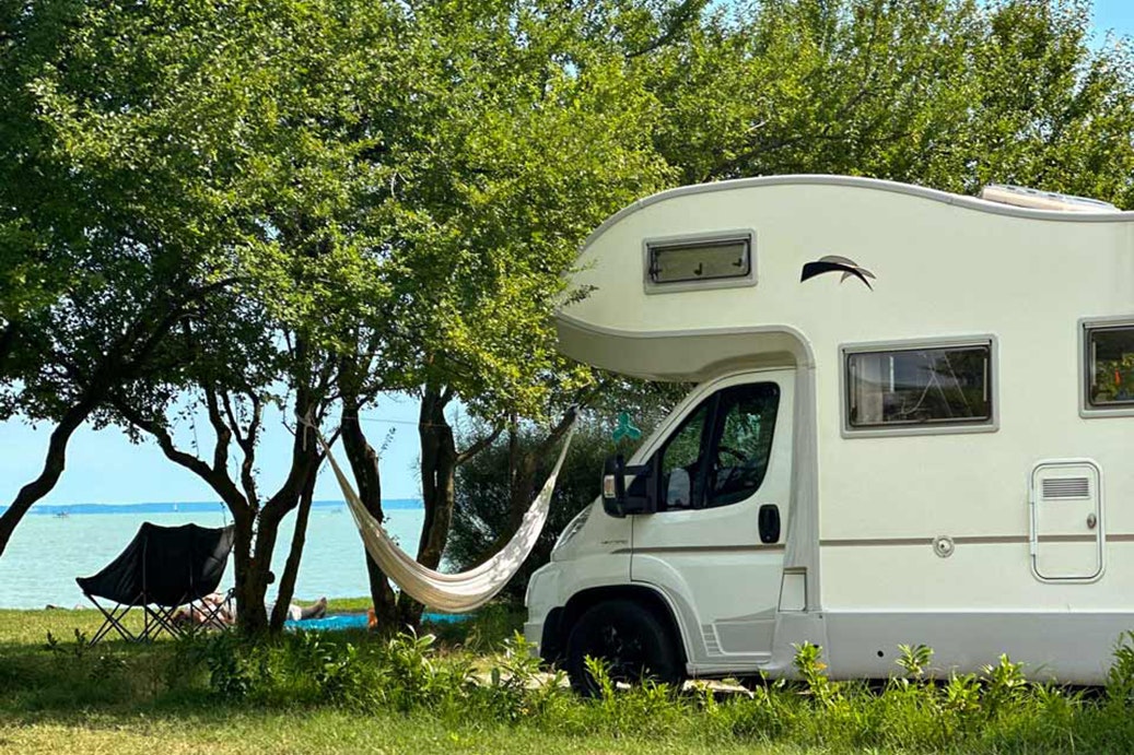 Mirabella Camping - Standplatz zwischen den Bäumen