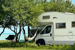 Mirabella Camping - Standplatz zwischen den Bäumen