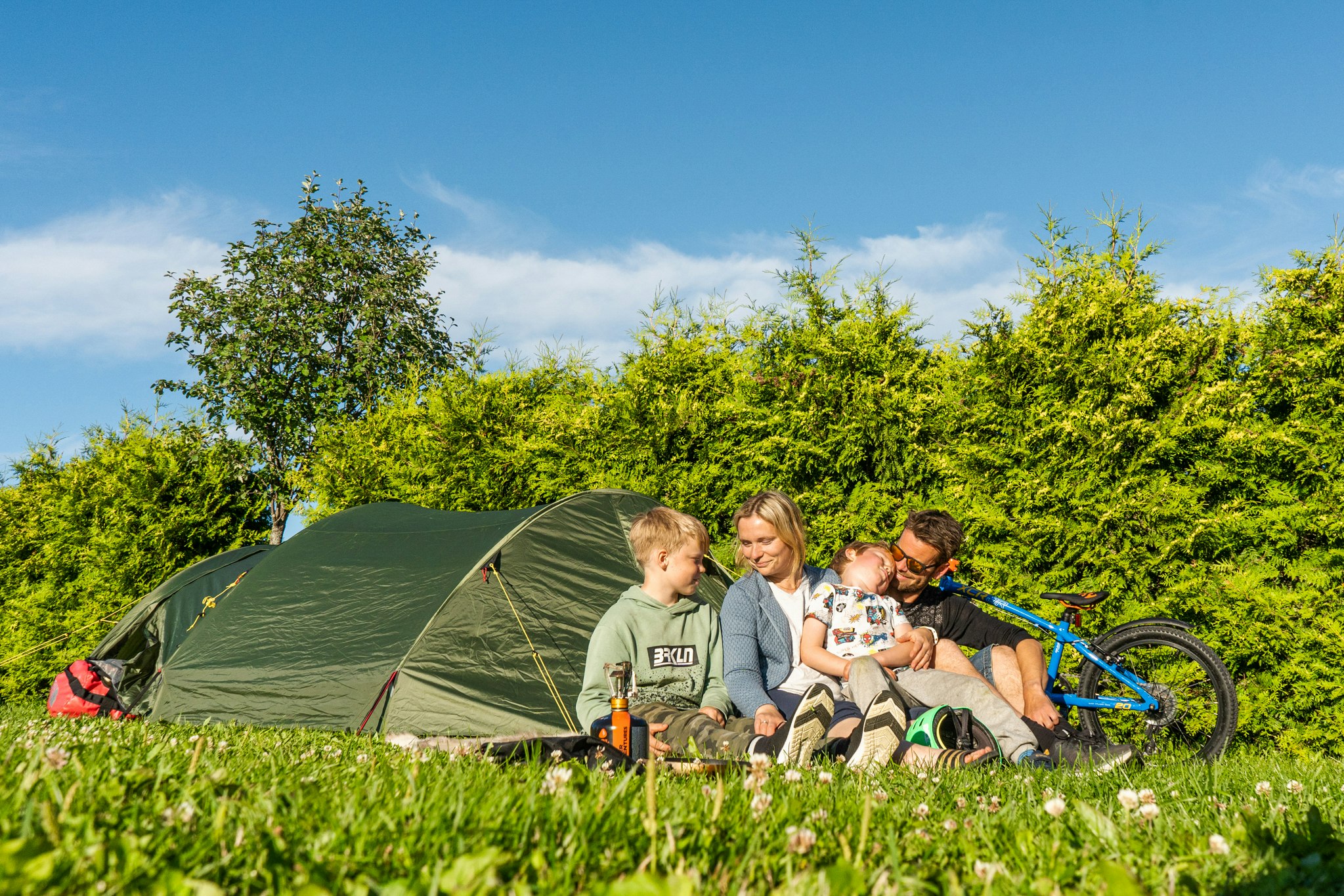Topcamp Mjøsa - Brumunddal - Familie beim Zelten auf grüner Wiese