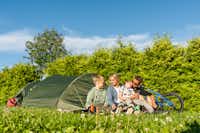 Topcamp Mjøsa - Brumunddal - Familie beim Zelten auf grüner Wiese