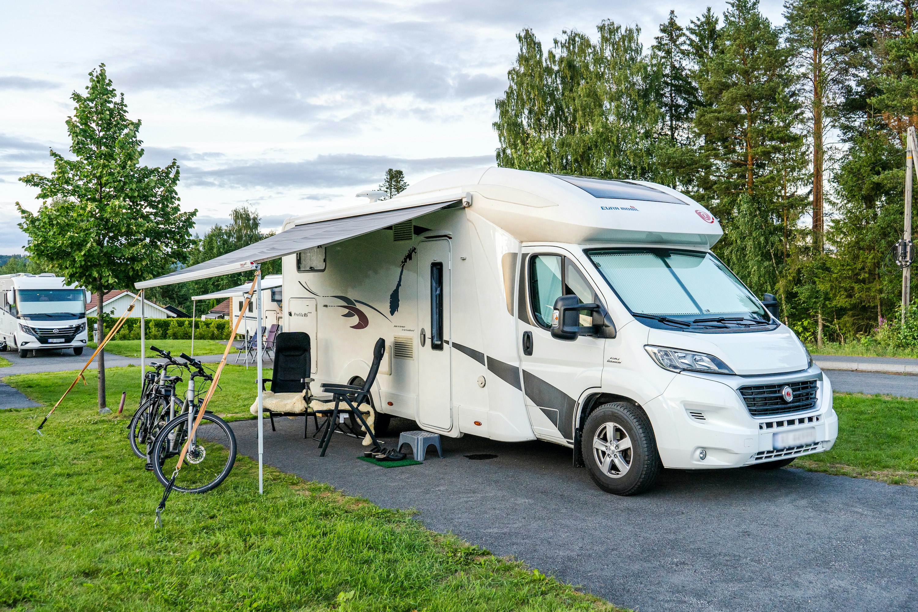Topcamp Mjøsa - Brumunddal parzellierte Standplätze mit festen Untergrund von Wiese umgeben