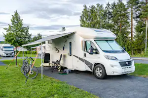 Topcamp Mjøsa - Brumunddal parzellierte Standplätze mit festen Untergrund von Wiese umgeben