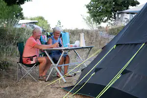 Møn Strandcamping - Ulvshale - Camper auf dem Wohnwagen- und Zeltstellplatz vom Campingplatz im Grünen