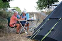 Møn Strandcamping - Ulvshale  -  Camper auf dem Wohnwagen- und Zeltstellplatz vom Campingplatz im Grünen
