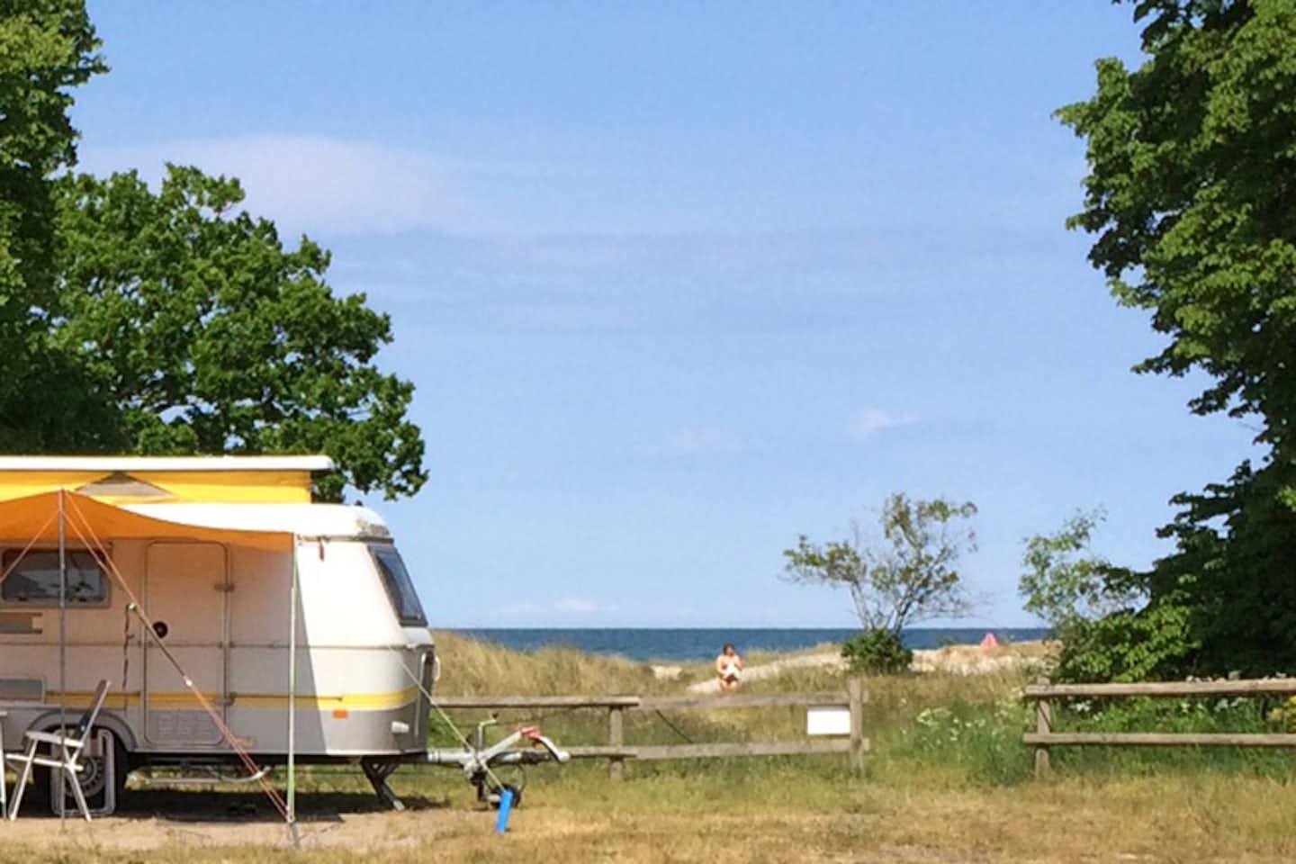 Møn Strandcamping - Ulvshale  -  Wohnmobil auf dem Stellplatz vom Campingplatz mit direktem Zugang zum Strand an der Ostsee