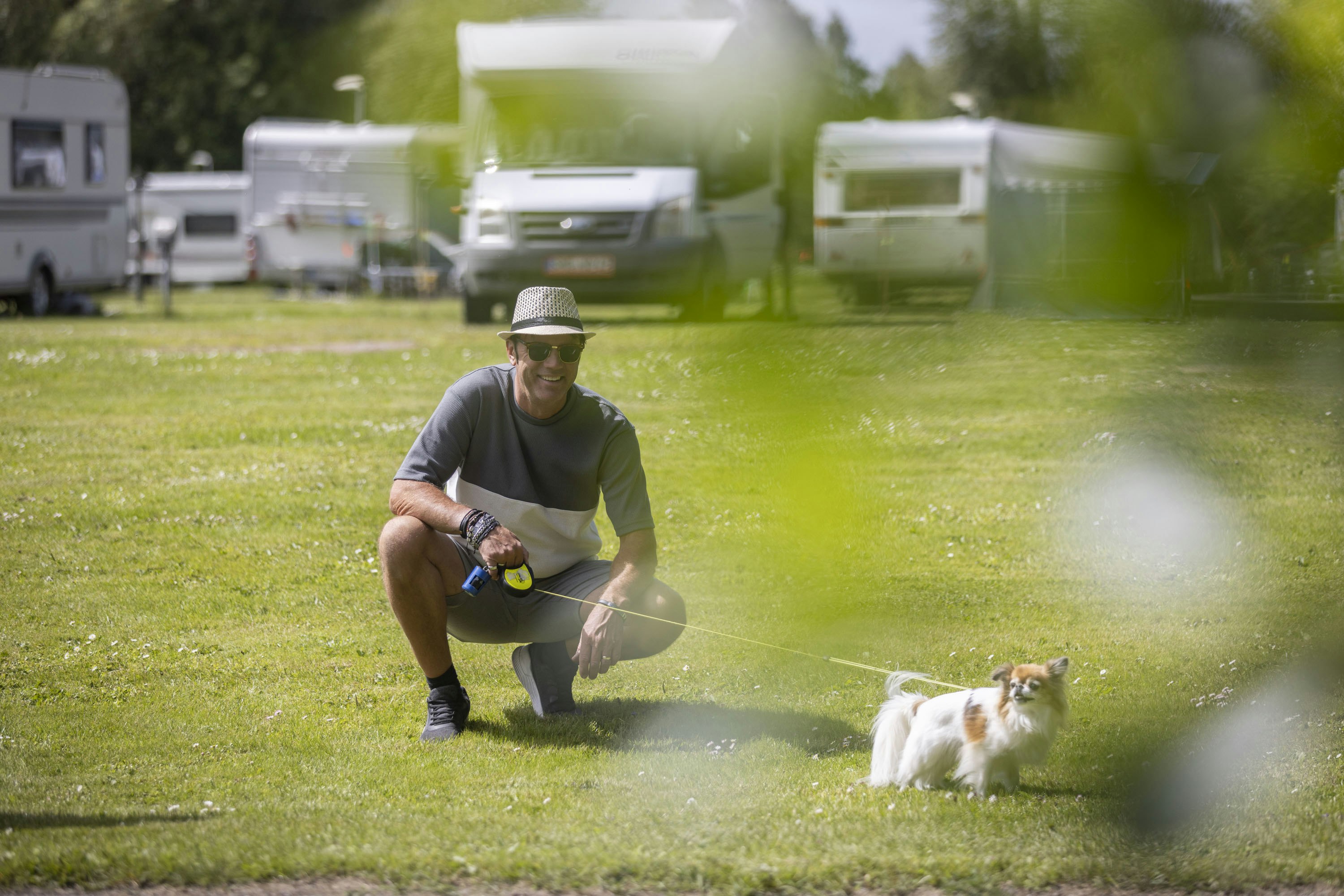 Mössebergs Camping - Camper mit Hund auf dem Campingplatz